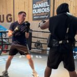 Ciaran Foreman vstúpil do ringu s trénerom Daniela Duboisa Donom Charlesom na Farm Gym