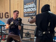 Trénoval som ako Daniel Dubois! Pozrite sa, ako ich tréner Don Charles testuje Daily Mail Sport – s pomocou trénera Mohammeda Aliho Ciaran Foreman vstúpil do ringu s trénerom Daniela Duboisa Donom Charlesom na Farm Gym
