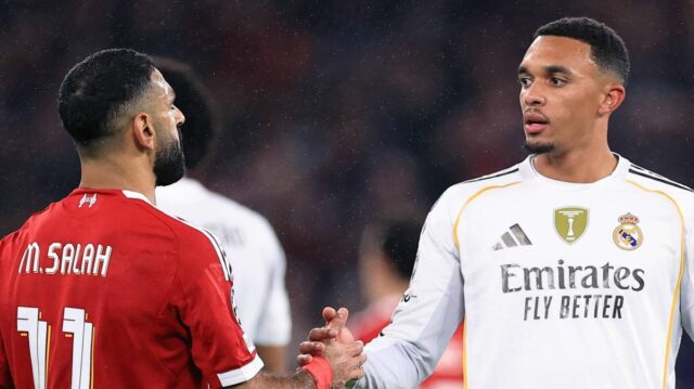Mohamed Salah z Liverpoolu a Trent Alexander-Arnold z Realu Madrid