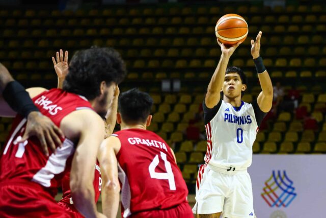 Tretia Ravena Gilasa Pilipinasa počas zápasu proti Indonézii v semifinále mužského basketbalu SEA Games 2025