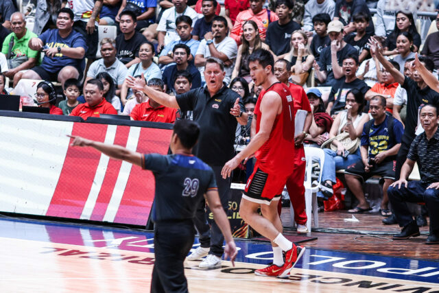 Tim Cone a Troy Rosario z Barangay Ginebra Gin Kings reagujú počas zápasu proti Rain or Shine Elasto Painters v roku 2026 v PBA Commissioner's Cup.