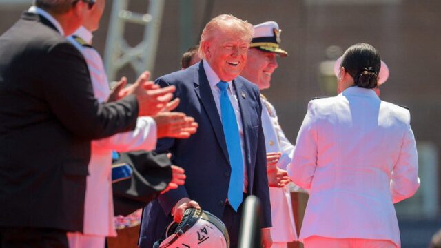 Trump na promócii ocenil rekordných športovcov akadémie Coast Guard
