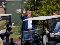 Trump sleduje golfový turnaj LIV na svojom vlastnom ihrisku v Sterlingu vo Virgínii Trump sleduje golfový turnaj LIV na svojom vlastnom ihrisku v Sterlingu vo Virgínii