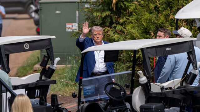 Trump sleduje golfový turnaj LIV na svojom vlastnom ihrisku v Sterlingu vo Virgínii
