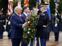 Trump vzdáva hold americkým vojakom zabitým vo vojne v Iráne na Deň obetí vojny | Konflikt Trump vzdáva hold americkým vojakom zabitým vo vojne v Iráne na Deň obetí vojny | Konflikt
