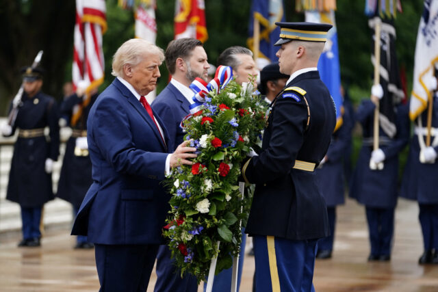 Trump vzdáva hold americkým vojakom zabitým vo vojne v Iráne na Deň obetí vojny | Konflikt

