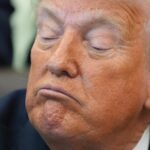 Prezident Donald Trump hovorí s novinármi v Oválnej pracovni Bieleho domu vo štvrtok 30. apríla 2026 vo Washingtone. (AP Photo/Alex Brandon)