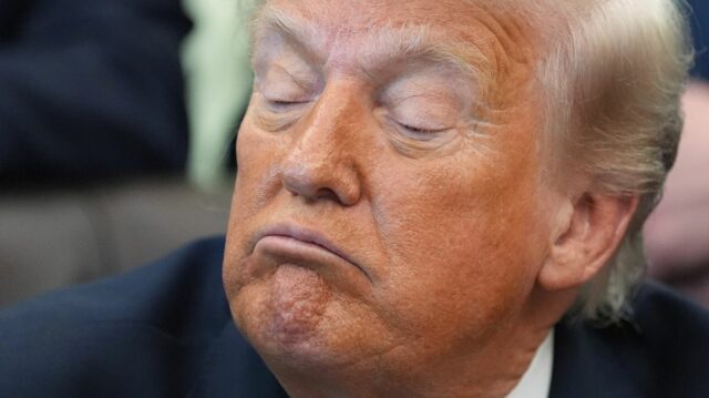 Prezident Donald Trump hovorí s novinármi v Oválnej pracovni Bieleho domu vo štvrtok 30. apríla 2026 vo Washingtone. (AP Photo/Alex Brandon)