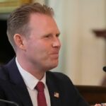 Andrew Giuliani počúva, ako prezident Donald Trump hovorí počas stretnutia pracovnej skupiny FIFA na majstrovstvách sveta vo futbale 2026 vo východnej miestnosti Bieleho domu, v utorok 6. mája 2025 vo Washingtone. (AP Photo/Mark Schiefelbein)