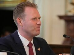 Trumpov šéf majstrovstiev sveta nariadil futbalovému tímu Konga, aby sa kvôli epidémii eboly izoloval Andrew Giuliani počúva, ako prezident Donald Trump hovorí počas stretnutia pracovnej skupiny FIFA na majstrovstvách sveta vo futbale 2026 vo východnej miestnosti Bieleho domu, v utorok 6. mája 2025 vo Washingtone. (AP Photo/Mark Schiefelbein)