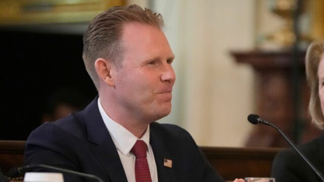 Andrew Giuliani počúva, ako prezident Donald Trump hovorí počas stretnutia pracovnej skupiny FIFA na majstrovstvách sveta vo futbale 2026 vo východnej miestnosti Bieleho domu, v utorok 6. mája 2025 vo Washingtone. (AP Photo/Mark Schiefelbein)