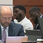 Voľný hráč NFL Tyreek Hill (na obrázku v strede) bol vo štvrtok v súdnej sieni na Floride, aby čelil modelke OnlyFans, ktorú obvinili zo zranenia počas improvizovanej futbalovej lekcie.