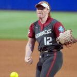 Nadhadzovač Arkansas Razorbacks Payton Burnham (12) hádže ihrisko počas softbalového zápasu World's College World Series medzi UCLA Bruins a Arkansas Razorbacks v Devon Park v Oklahoma City, piatok 29. mája 2026.