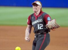 UCLA pripútala 4 homery, aby porazili Arkansas v WCWS Nadhadzovač Arkansas Razorbacks Payton Burnham (12) hádže ihrisko počas softbalového zápasu World's College World Series medzi UCLA Bruins a Arkansas Razorbacks v Devon Park v Oklahoma City, piatok 29. mája 2026.