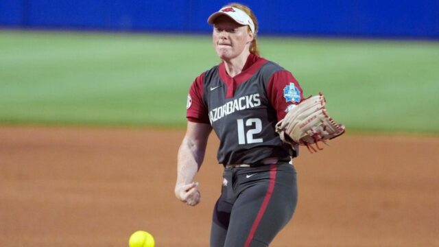 Nadhadzovač Arkansas Razorbacks Payton Burnham (12) hádže ihrisko počas softbalového zápasu World's College World Series medzi UCLA Bruins a Arkansas Razorbacks v Devon Park v Oklahoma City, piatok 29. mája 2026.
