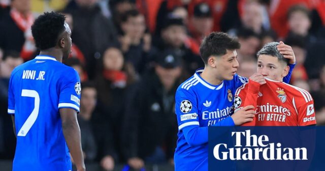 UEFA nebude nasledovať vedenie FIFA o červených kartách za zakrývanie úst alebo odchody | Zákony futbalu
