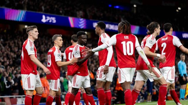 Ukázal som Arsenalu cestu k sláve Ligy majstrov a dve LONDÝN, ANGLICKO - 5. MÁJ: Bukayo Saka z Arsenalu oslavuje so svojimi spoluhráčmi po tom, čo strelil prvý gól svojich strán počas semifinálového zápasu UEFA Ligy majstrov 2025/26 medzi Arsenal FC a Atletico de Madrid na štadióne Arsenal 5. mája 2026 v Londýne v Anglicku. (Foto od Gaspafotos/MB Media/Getty Images)