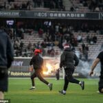 Fanúšikovia OGC Nice vtrhli na ihrisko po bezgólovej remíze proti Metz, čo znamená, že tím čaká play-off o zostup