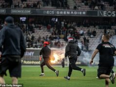 Ultras OGC Nice zaútočili na ihrisko v škaredých scénach po tom, čo bol tím vlastnený Ineos odsúdený na play-off o zostup z Ligue 1 Fanúšikovia OGC Nice vtrhli na ihrisko po bezgólovej remíze proti Metz, čo znamená, že tím čaká play-off o zostup