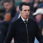 Ian Maatsen z Aston Villy v akcii s Pedrom Porrom z Tottenhamu Hotspur