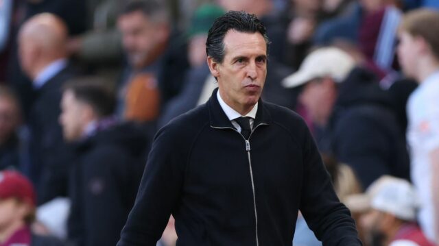Ian Maatsen z Aston Villy v akcii s Pedrom Porrom z Tottenhamu Hotspur 