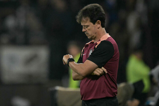 Uprostred kontroverzií utrpeli Corinthians prvú porážku pod vedením Fernanda Diniza
