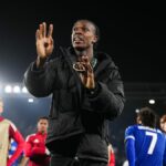 Emmanuel EMEGHA zo Štrasburgu vyzerá skľúčene a háda sa s fanúšikmi počas zápasu UEFA Europa Conference League medzi Štrasburgom a Rayo Vallecano na Stade de la Meinau 7. mája 2026 v Štrasburgu vo Francúzsku.
