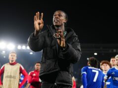 Útočník Chelsea vypískaný ultras zo Štrasburgu, keď Behdad Eghbali sleduje zúrivý súboj Emmanuel EMEGHA zo Štrasburgu vyzerá skľúčene a háda sa s fanúšikmi počas zápasu UEFA Europa Conference League medzi Štrasburgom a Rayo Vallecano na Stade de la Meinau 7. mája 2026 v Štrasburgu vo Francúzsku.
