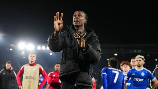 Emmanuel EMEGHA zo Štrasburgu vyzerá skľúčene a háda sa s fanúšikmi počas zápasu UEFA Europa Conference League medzi Štrasburgom a Rayo Vallecano na Stade de la Meinau 7. mája 2026 v Štrasburgu vo Francúzsku.