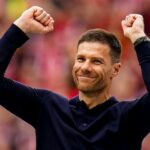 Tréner Bayer 04 Leverkusen Xabi Alonso oslavuje zisk titulu Bundeliga po zápase Bundesligy medzi Bayerom 04 Leverkusen a FC Augsburg v BayArena 18. mája 2024.