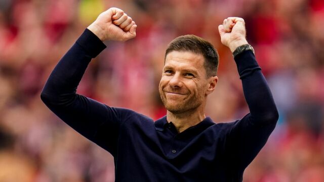 Tréner Bayer 04 Leverkusen Xabi Alonso oslavuje zisk titulu Bundeliga po zápase Bundesligy medzi Bayerom 04 Leverkusen a FC Augsburg v BayArena 18. mája 2024.