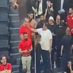 Toto je úžasný moment, majiteľ Nottingham Forest Evangelos Marinakis údajne dal facku synovcovi gréckeho premiéra počas zúrivého stretu na basketbalovom finále v Aténach.
