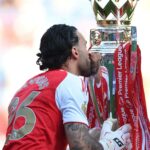 V obraze: Arsenal oslavuje zisk titulu v Premier League — víťaznú trofej Gunners