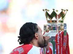 V obraze: Arsenal oslavuje zisk titulu v Premier League — víťaznú trofej Gunners V obraze: Arsenal oslavuje zisk titulu v Premier League — víťaznú trofej Gunners