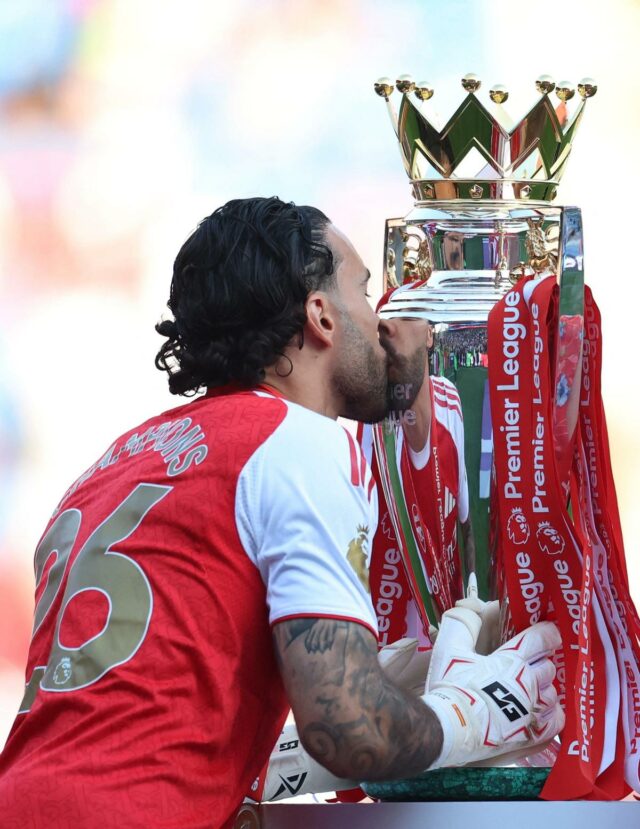 V obraze: Arsenal oslavuje zisk titulu v Premier League — víťaznú trofej Gunners
