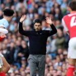 Mikel Arteta gestikuluje ako súboj Arsenalu a Manchestru City