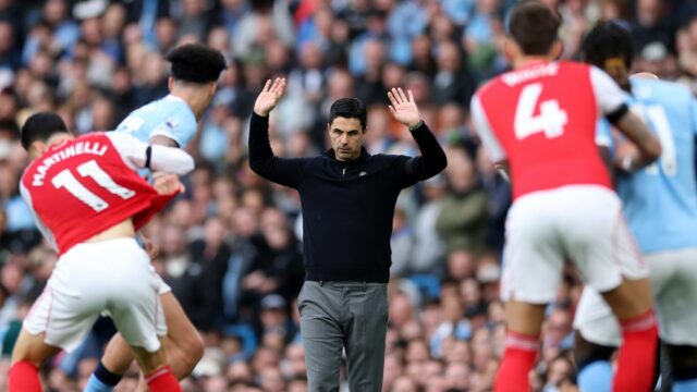 Mikel Arteta gestikuluje ako súboj Arsenalu a Manchestru City