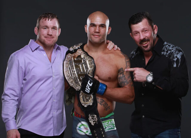 KENNER, LA – 8. JANUÁRA: (Ľ-R) Pat Miletich udrel Jorgeho Patina počas ich zápasu na UFC 18 8. januára 1999 v Kenner, Louisiana. (Foto od Zuffa LLC/Zuffa LLC cez Getty Images)