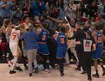V zápase play-off Knicks-Hawks vypukne divoký boj s rozhodcami a trénermi zrazenými na zem v chaotických scénach