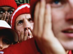 VAR MAD! Fanúšikovia Premier League strácajú 19 hodín za sezónu čakaním na video kontroly Sean Dyche stojí pred dodávkou s prekríženými rukami a usmieva sa. Na dodávke je napísané: „Nadýchnite sa, VAR von“.