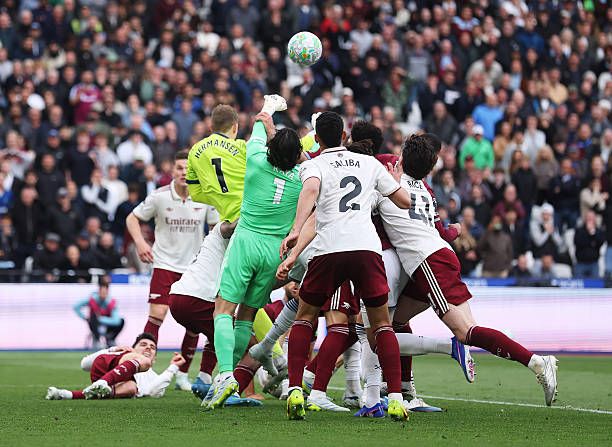 VAR popiera neskorý vyrovnávajúci gól West Hamu vs Arsenal v obrovskom momente boja o titul