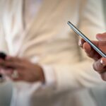 Dvaja chlapci používajú mobilný telefón a surfujú na internete.