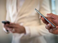 Väčšina nevhodných miest fanúšikov kontroluje výsledky futbalových zápasov – vrátane pohrebov Dvaja chlapci používajú mobilný telefón a surfujú na internete.