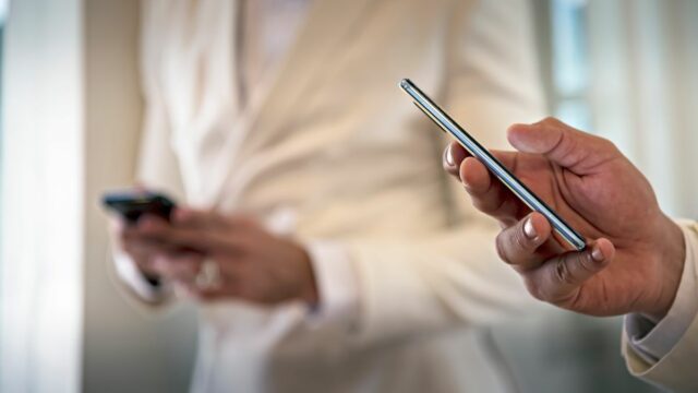 Dvaja chlapci používajú mobilný telefón a surfujú na internete.