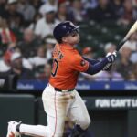 29. mája 2026; Houston, Texas, USA; Druhý hráč tímu Houston Astros Nick Allen (20) jazdí v behu s obetavou muškou počas štvrtej smeny proti Milwaukee Brewers v Daikin Park. Povinný kredit: Troy Taormina-Imagn Images