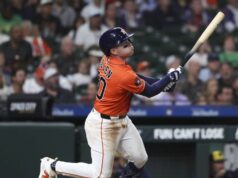 Vak Brice Turang v 10. výťahu Brewers okolo Astros 29. mája 2026; Houston, Texas, USA; Druhý hráč tímu Houston Astros Nick Allen (20) jazdí v behu s obetavou muškou počas štvrtej smeny proti Milwaukee Brewers v Daikin Park. Povinný kredit: Troy Taormina-Imagn Images
