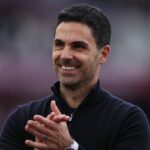 Mikel Arteta oslavuje tlieskaním rúk a zároveň sa usmieva