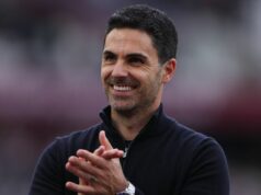 Vedenie Arsenalu ako Mikel Arteta míňa 255 miliónov libier na trio po zisku titulu v Premier League Mikel Arteta oslavuje tlieskaním rúk a zároveň sa usmieva