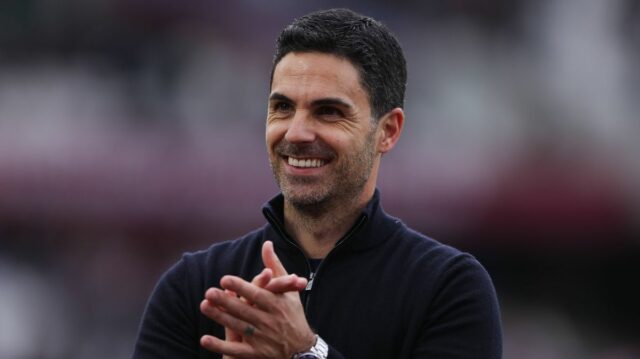 Mikel Arteta oslavuje tlieskaním rúk a zároveň sa usmieva