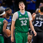 Cooper Flagg z Dallasu, Kon Knueppel z Charlotte a VJ Edgecombe z Philadelphie boli jednomyseľne zvolení do prvého tímu tímu All-Rookie NBA, ktorý bol predstavený v stredu večer.